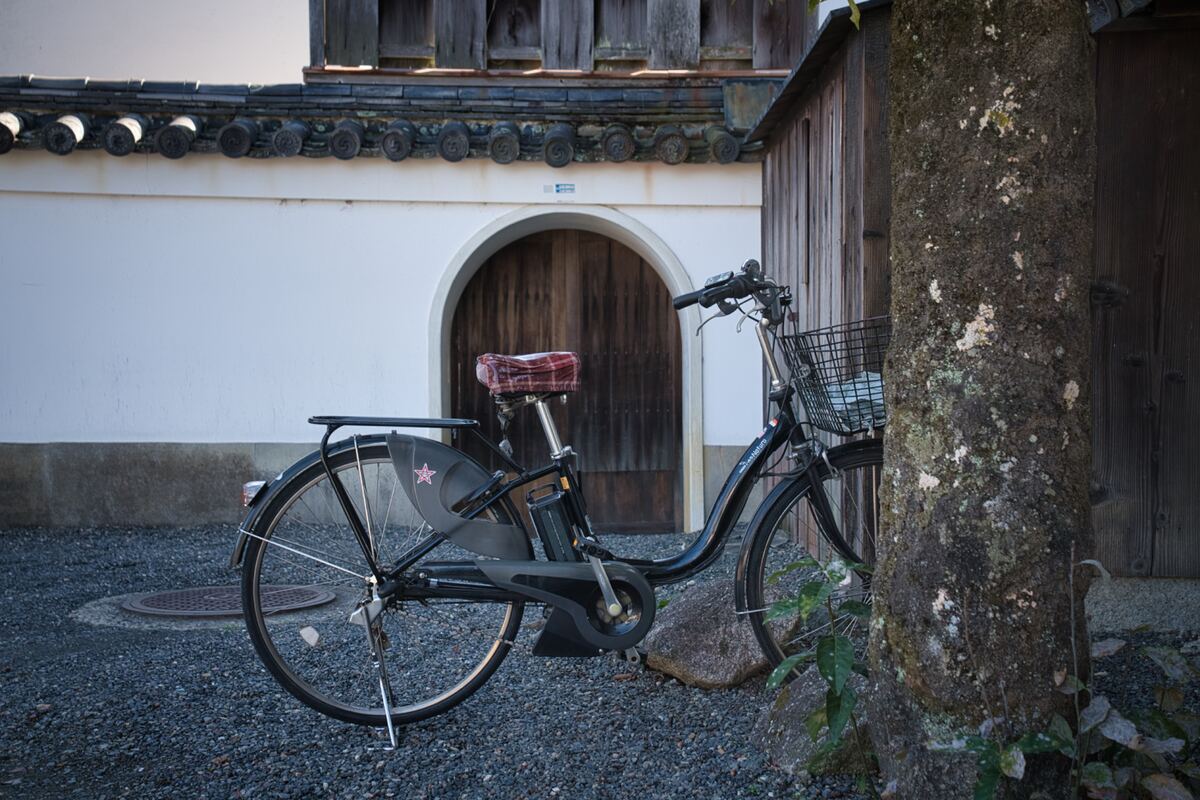 Bicycle at traditional Japanese temple